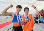 古田選手（左）の活躍を願う書をしたためた大下さん＝６月、東京都の海の森水上競技場（大下さん提供）