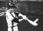 　１９７６年６月、神宮球場での近鉄戦で本塁打を放つ山崎裕之さん。ロッテは７３年から７７年まで特定の本拠地球場を持たず、各地を転々としていた。