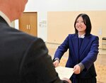 晴れやかな表情で修了証書を受け取る卒館生＝２日、倉吉市上井町１丁目の日本海新聞中部本社ホール