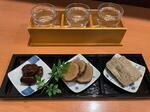 　秋田県、香川・愛媛両県のアンテナショップのディナーメニューで提供されるおつまみと地酒の飲み比べセット