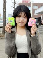 　「お守り飴」を手にする真所柚衣さん＝２０２４年３月、札幌市