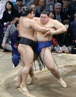 　大の里（右）が寄り切りで若元春を下す＝福岡国際センター