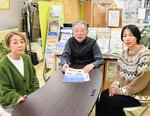「とっとり震災支援連絡協議会」の（左から）佐藤淳子さん、川西清美さんら＝９日、鳥取市