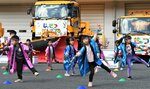  踊りを披露する園児＝３０日、鳥取市福部町湯山の福部除雪基地 