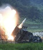　米韓合同軍事演習で韓国から日本海に向けて発射される米国の地対地ミサイル「ＡＴＡＣＭＳ」＝２０１７年７月（韓国国防省提供・ゲッティ＝共同）