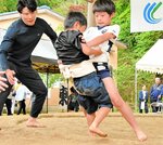 土俵上で白熱した取組を繰り広げる児童たち＝１２日、新温泉町の浜坂相撲場