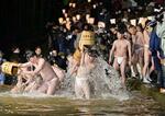 　最後の開催となった「蘇民祭」で、川の水を浴びる男衆＝１７日午後、岩手県奥州市の黒石寺