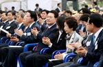 　１３日、韓国・木浦の「木浦共生園」で行事に出席した尹錫悦大統領（中央）（聯合＝共同）