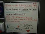 　エミリー・ファラージさんがイベントの案内などを書き込んだスカイラインドームカーの白板＝２０２３年１２月、カナダ中部サスカチワン州（筆者撮影）