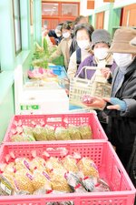 地元産の野菜や加工品を買い求める来場者＝１７日、新温泉町石橋の上山高原ふるさと館