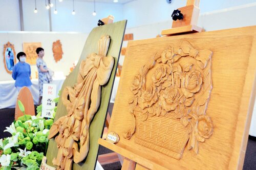 華やかな木彫作品が並ぶ展示会場