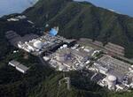 　日本原子力発電敦賀原発２号機（中央）＝７月、福井県敦賀市