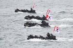 　１５日、韓国・仁川沖で行われた上陸作戦の再現行事で、八尾島に向かう韓国軍のゴムボート（共同）