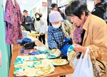 【目移りしちゃう】会場には正月用のしめ飾りや手編み帽子など地元住民による手作り品もずらり。温かみがあってすてき！