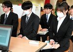 企業説明に耳を傾けるスーツ姿の学生ら＝６日、鳥取市若葉台北１丁目の鳥取環境大