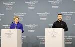　１５日、スイス・ビュルゲンシュトックで、声明を発表するアムヘルト大統領（左）とウクライナのゼレンスキー大統領（共同）