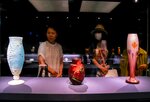 ガレの「海底文花瓶」（中央）やドーム兄弟の「鴉雪文花器」（左）が展示された会場＝２３日、米子市大篠津町の山陰伯耆国米子アジア博物館