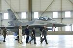 　オランダ・アイントホーフェンの空軍基地でＦ１６戦闘機を視察するウクライナのゼレンスキー大統領（右から２人目）ら＝２０２３年８月（ロイター＝共同）