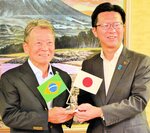 伊木市長（右）を表敬訪問した村信副会長＝２５日、米子市役所