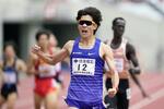 　男子１５００メートルで優勝し、ガッツポーズする飯沢千翔。日本歴代２位となる３分３５秒７７をマークした＝ヤンマースタジアム長居