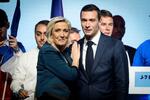 　フランスの極右政党、国民連合（ＲＮ）のマリーヌ・ルペン氏（前列左）とジョルダン・バルデラ氏（同右）＝２日、パリ（ＡＰ＝共同）