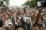 　イエメンの首都サヌアで、デンマークでのコーラン侮辱に抗議し、デモ行進する人々＝２４日（ロイター＝共同）