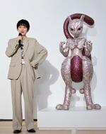 　吉田泰一郎さんの作品「ミュウツー」像の隣で話す本郷奏多＝東京都港区