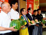 今年収穫された「鳥取すいか」の出来栄えをアピールする生産者ら＝５日、鳥取県庁