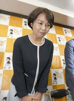 　兵庫県知事選で落選が決まり、一礼する稲村和美氏＝１７日夜、神戸市