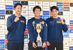 　野球のアジア選手権で優勝し、帰国後、記者会見に臨む（右から）向山基生、中村迅、嘉陽宗一郎＝１１日、羽田空港