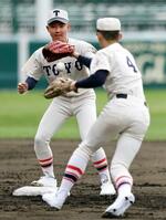 　甲子園で守備練習する東洋大姫路ナイン