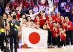 バスケットボール男子Ｗ杯順位決定リーグで、カボベルデを破って、喜ぶ日本代表。パリ五輪出場権を獲得した＝２日、沖縄アリーナ