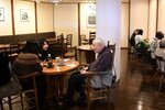 椅子やテーブルなどの調度品にもこだわった店内でコーヒーを楽しむ来店客＝９日、鳥取市栄町の「たくみ珈琲店」
