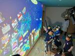 　幼稚園の壁一面に映し出された、新幹線のイラストが動くデジタルアート＝７日午前、福井県越前市