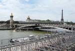 　パリ五輪の開会式が行われるセーヌ川沿いで続く観客席の設置工事。右奥はエッフェル塔＝１１日、パリ（共同）