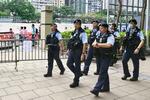 　香港のビクトリア公園周辺を警戒する警察官＝４日（共同）