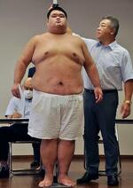 　新弟子検査で身長を測る川渕一意＝８日、名古屋市