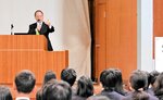 「目標実現のためには人一倍努力して」と激励する石川室長