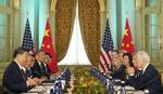 　米カリフォルニア州ウッドサイドで会談するバイデン米大統領（右端）と中国の習近平国家主席（左端）＝１５日（ロイター＝共同）