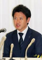 　安全協定締結後、記者会見する青森県の宮下宗一郎知事＝９日午後、青森市