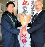 岡田校長（右）から花束を受け取った馬場主将＝２８日、八頭町久能寺の八頭高