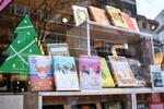 　ロンドンの書店に並ぶ英訳版の日本小説など＝２２日（共同）