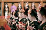 　京都の花街の仕事始めに当たる「始業式」で、新年の誓いを唱和する舞妓ら＝７日、京都市東山区
