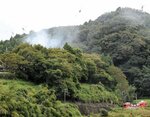 民家から上がる煙＝４日午後０時４５分ごろ、鳥取県大山町加茂