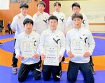 男子団体で３位に入り、２年ぶりの全国選抜大会出場を決めた倉吉総産＝岡山市の高松農高体育館