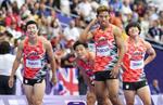 　男子４００メートルリレー決勝を終えた（左から）桐生祥秀、上山紘輝、サニブラウン・ハキーム、坂井隆一郎＝パリ郊外（共同）