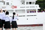 同級生や教職員らに見送られ出港する生徒たち＝１１日、香美町香住区の香住漁港東港
