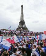 　パリ五輪関連のイベントで行われた、セーヌ川を航行するパレード＝２０２３年７月、パリ（共同）
