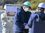 　除染土を保管する中間貯蔵施設を訪れ、環境省職員の説明を受けるＩＡＥＡのグロッシ事務局長＝１９日午後、福島県大熊町