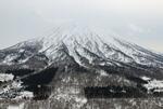 　雪崩が起きた北海道倶知安町の羊蹄山＝１１日午後１時５０分（共同通信社ヘリから）